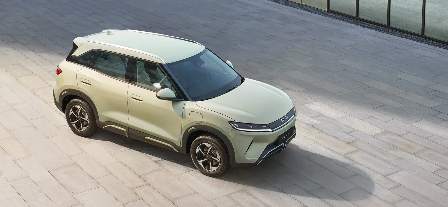 BYD Atto 2 - SUV điện thông minh trên nền cảnh thiên nhiên